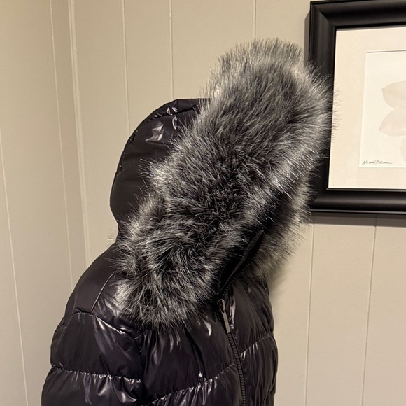 MICHAEL Michael Kors Women’s Medium Shiny Black Puffer Jacket with Faux Fur Trim - Picture 4 of 14